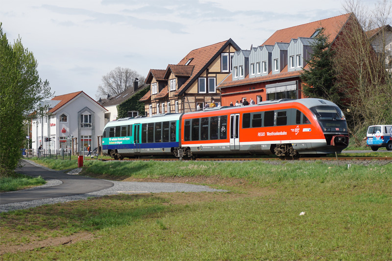 642 194/642 694 der Westfrankenbahn vor dem Hotel Behl in Blankenbach am 19.April 2023