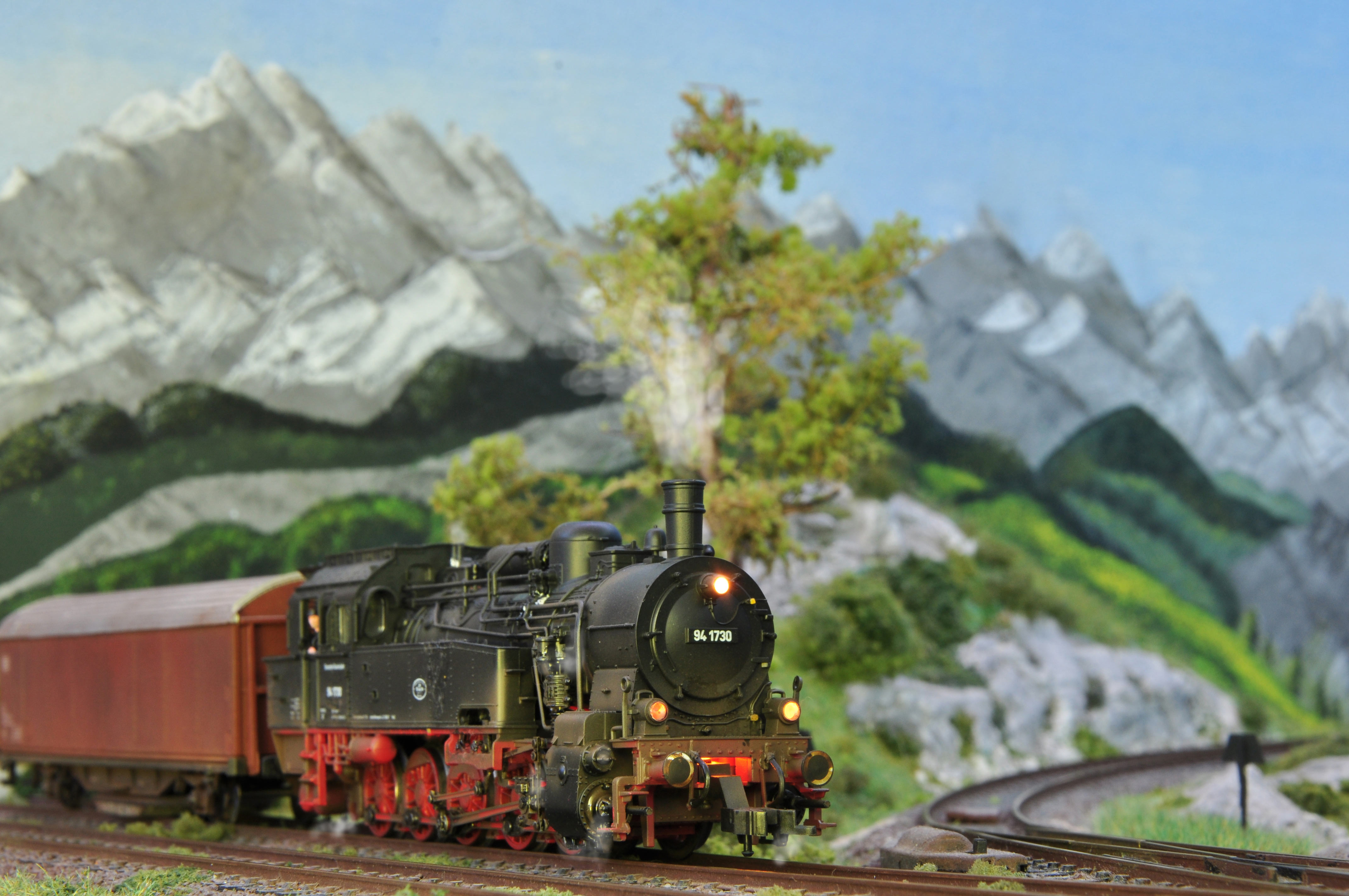 Die FLEISCHMANN 94 1730 erhielt eine FAULHABER-Flachläufermotor, einen ESU-Decoder, ROCO-Zurüstbremsschläuche und eine -Lokführerfigur. Mit etwas Echtkohle auf dem Kohlenkasten sowie dezenter Alterung erhält man ein passables Modell.